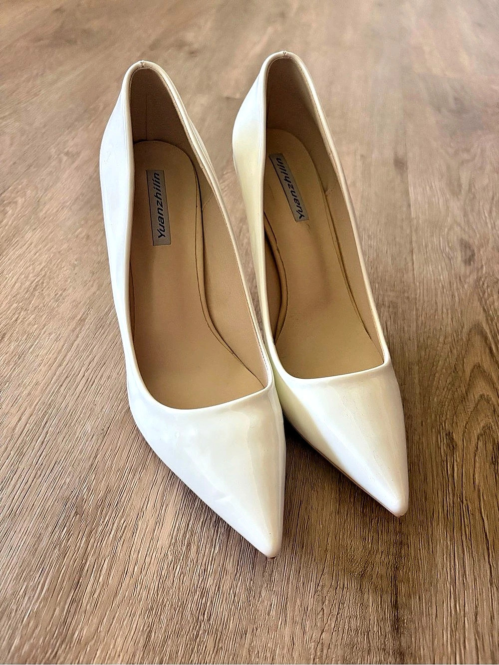 Pointed-toe pumps in white